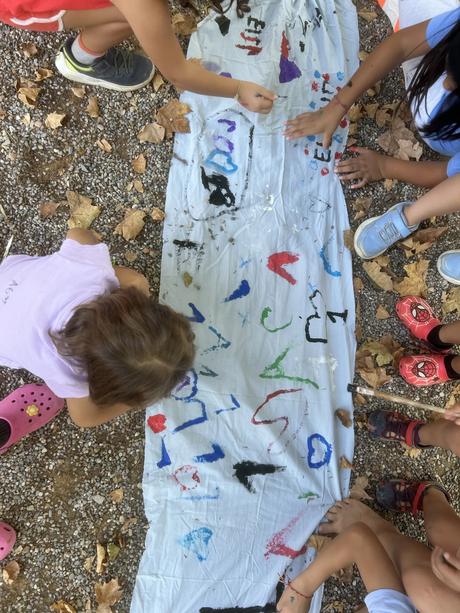 Infants participen en un taller de creació artística al Casalet del Groc