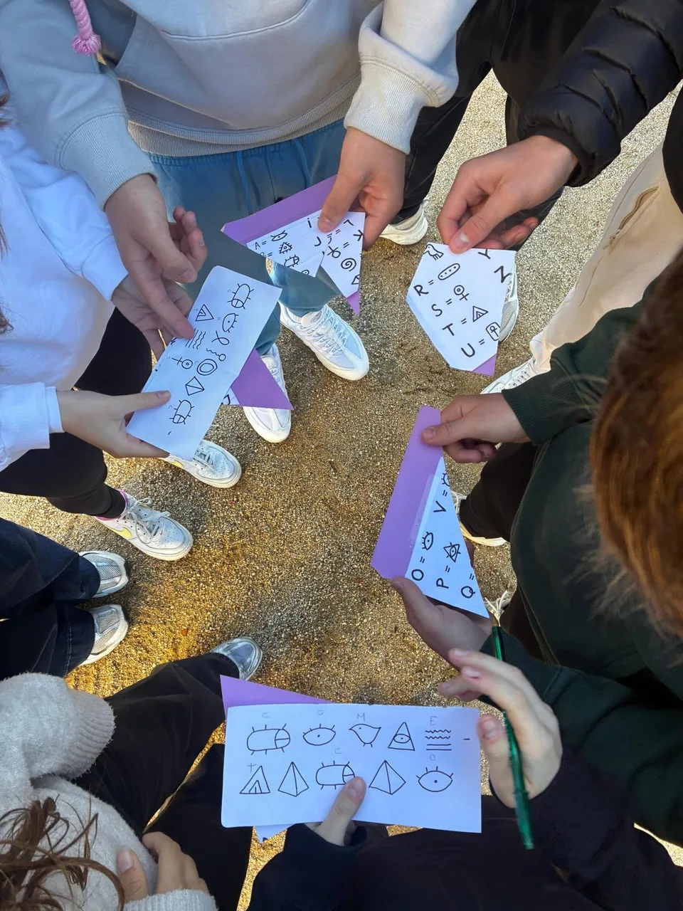 Participants d’un curs de lleure en una dinàmica de grup amb papers