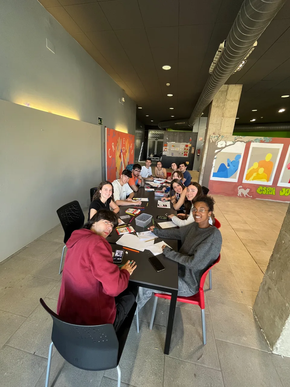 Participants d’un curs de lleure treballant al voltant d’una taula