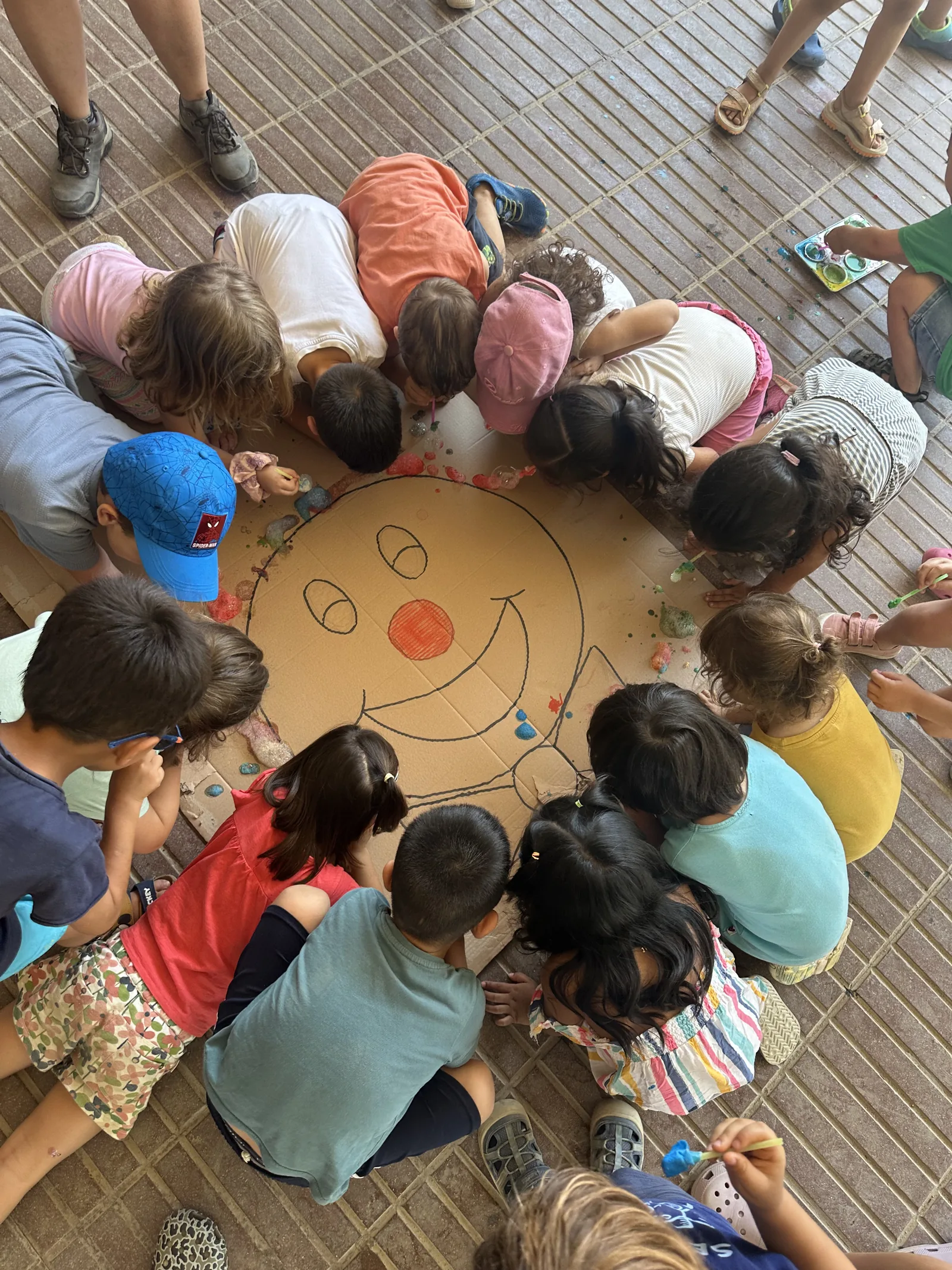 Grup d’infants del taller de circ comparteix una activitat creativa al casal