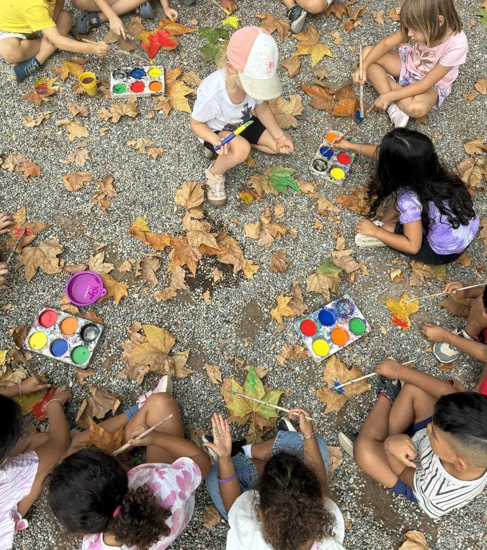 Infants participant en una activitat de joc creatiu durant un casal de Batibull.
