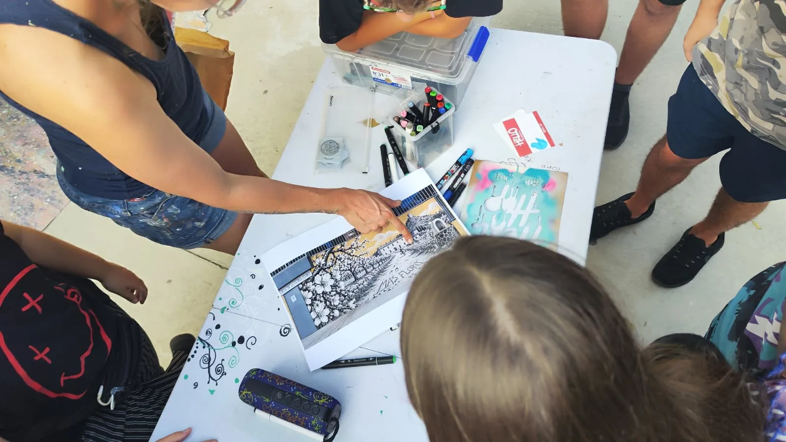 Participants preparant un taller de grafiti a la Nau 4