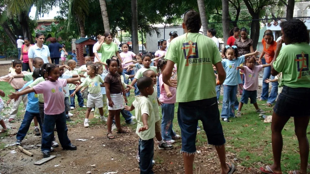 Activitat amb infants durant el Projecte Ozama a la República Dominicana